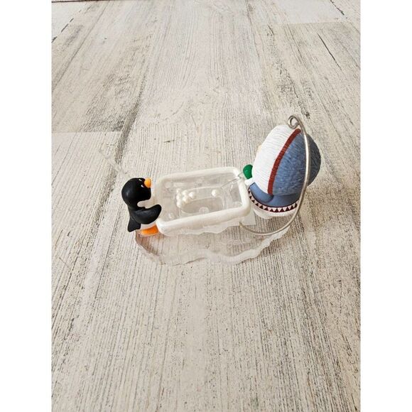Hallmark Eskimo friends 1996 ornament pool Xmas - Picture 3 of 6